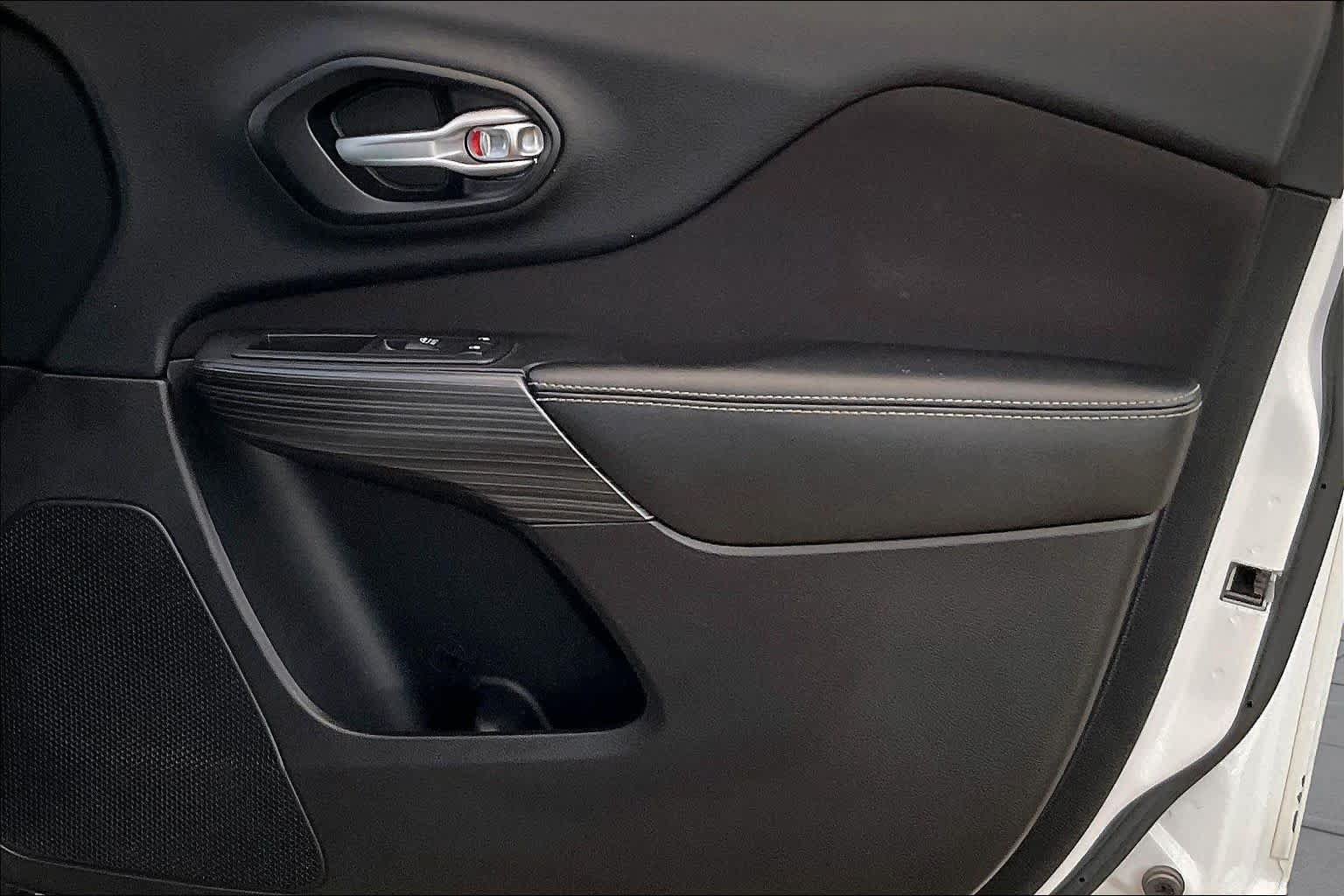 Used 2015 Jeep Cherokee Latitude FWD image 22