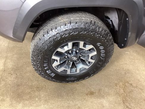 Used 2023 Toyota Tacoma TRD Off-Road w/ Technology Package AWD/4WD image 25