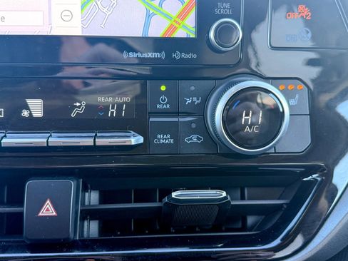 Used 2021 Toyota Highlander XLE image 31