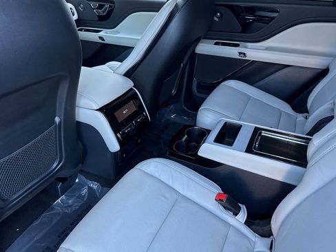 Used 2025 Lincoln Aviator Reserve image 12