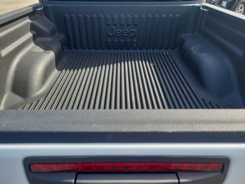 Certified 2025 Jeep Gladiator Sport AWD/4WD image 10