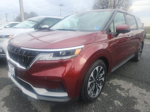 Used 2023 Kia Carnival EX image 2