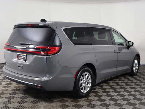 Used 2023 Chrysler Pacifica Touring-L FWD image 10