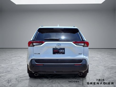 Used 2021 Toyota RAV4 XLE w/ Convenience Package FWD image 6