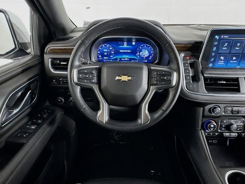 Used 2023 Chevrolet Suburban Premier image 4