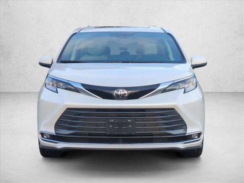 Used 2026 Toyota Sienna Limited AWD/4WD image 2