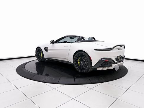 Used 2023 Aston Martin V8 Vantage Roadster image 16