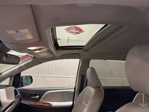 Used 2020 Toyota Sienna Limited image 31