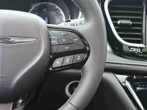 Used 2025 Chrysler Pacifica Limited image 27