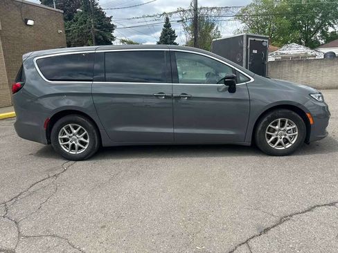 Used 2025 Chrysler Pacifica Select FWD image 4