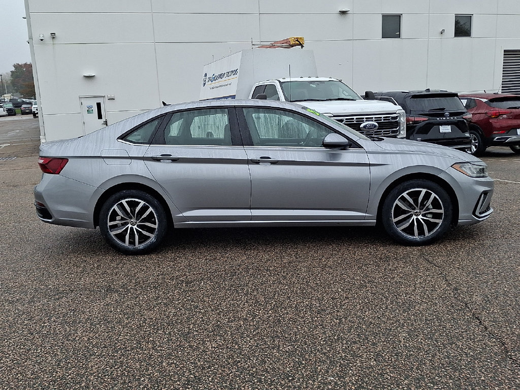 Used 2025 Volkswagen Jetta SE FWD image 10