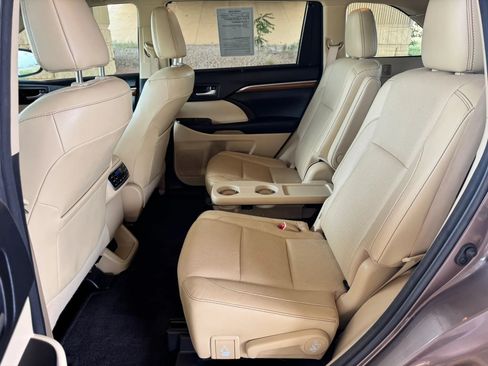 Used 2017 Toyota Highlander Limited Platinum FWD image 19