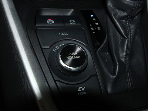 Used 2024 Toyota RAV4 XLE AWD/4WD image 17