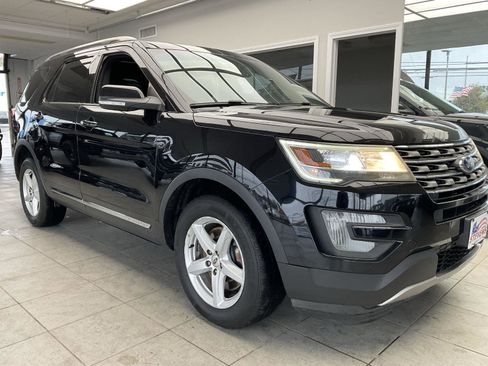 Used 2017 Ford Explorer XLT w/ Equipment Group 202A image 2