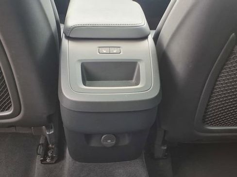 Used 2025 Volvo XC60 B5 Core image 18