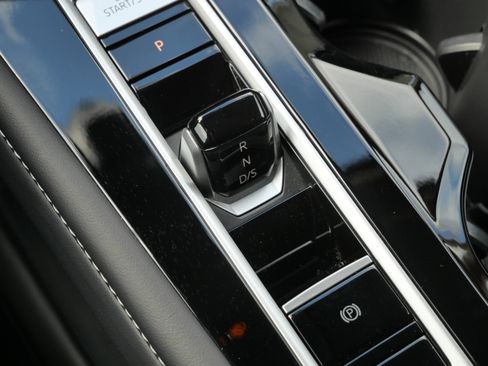 Used 2025 Volkswagen Atlas SE image 25