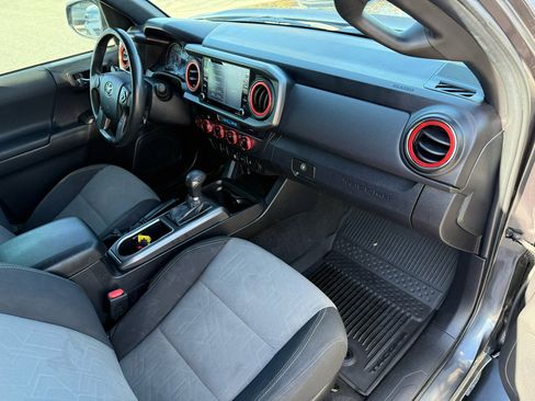 Used 2022 Toyota Tacoma TRD Off-Road image 18