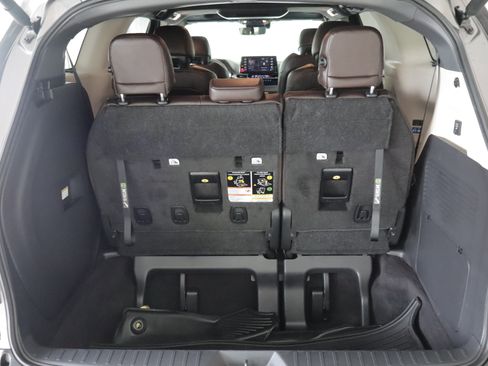 Used 2024 Toyota Sienna Platinum AWD/4WD image 21