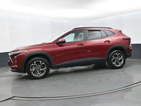 Used 2025 Chevrolet Trax LT FWD image 5