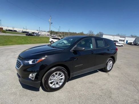 Used 2021 Chevrolet Equinox LS w/ LS Convenience Package AWD/4WD image 4
