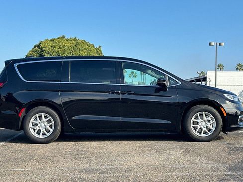 New 2026 Chrysler Pacifica Select image 3