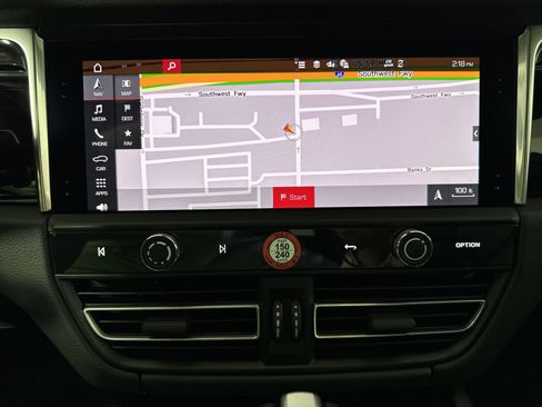 Certified 2025 Porsche Macan image 23