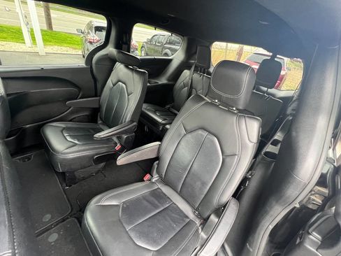 Used 2019 Chrysler Pacifica Touring-L image 12