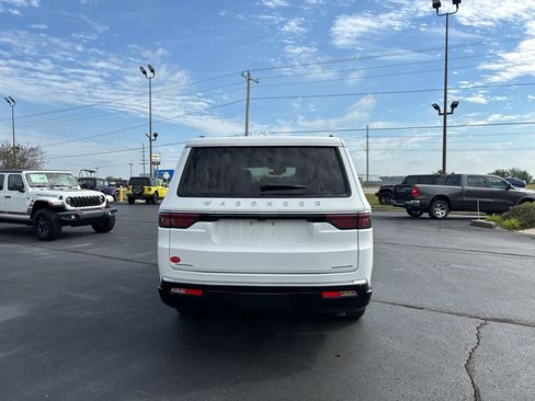Used 2023 Jeep Wagoneer L Series II AWD/4WD image 7