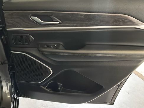Used 2021 Jeep Grand Cherokee L Limited AWD/4WD image 20