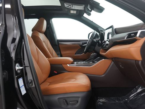 Used 2021 Toyota Highlander Platinum image 10