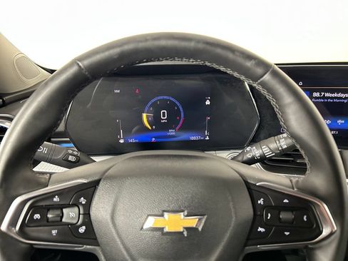 Used 2025 Chevrolet Trax LT w/ LT Convenience Package FWD image 13