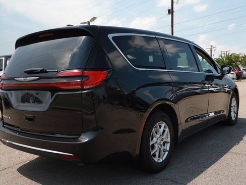 Used 2024 Chrysler Pacifica Touring-L FWD image 5