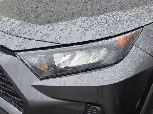Used 2022 Toyota RAV4 LE image 11
