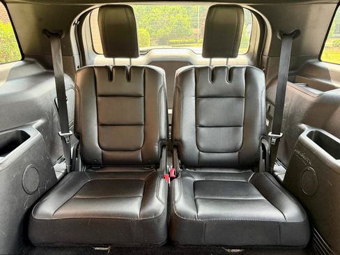 Used 2017 Ford Explorer XLT w/ Equipment Group 202A AWD/4WD image 37