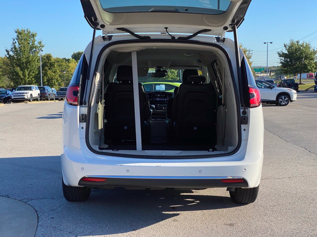 Used 2024 Chrysler Pacifica Touring-L FWD image 7