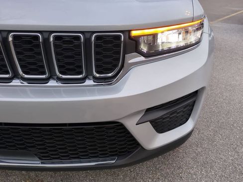 New 2025 Jeep Grand Cherokee Laredo w/ Luxury Tech Group I RWD image 11