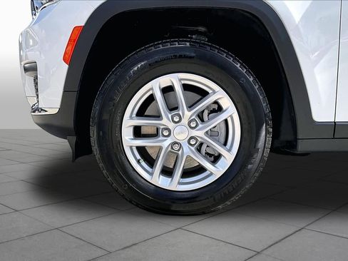 Used 2025 Jeep Grand Cherokee L Laredo RWD image 11