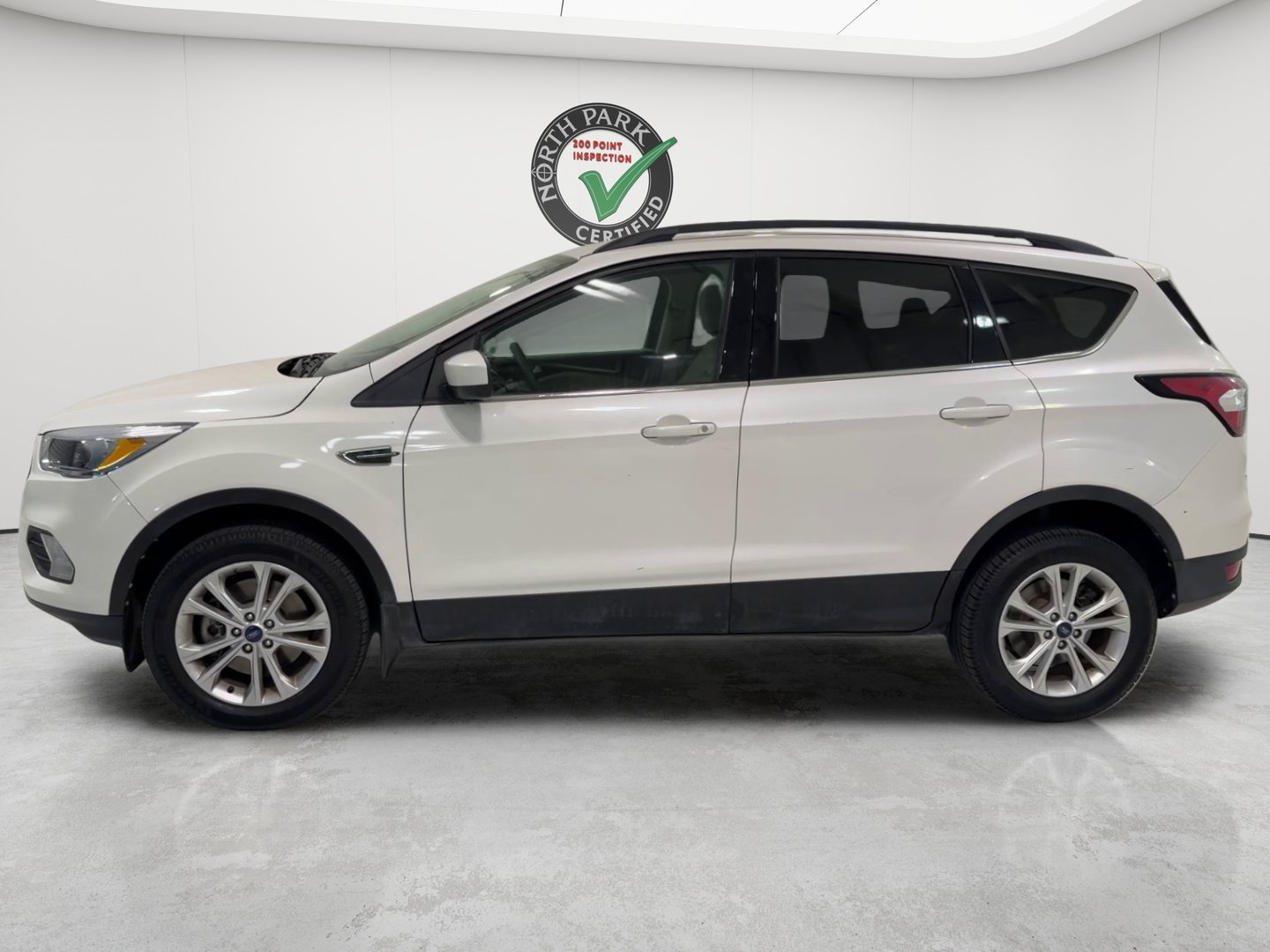 Used 2018 Ford Escape SE w/ SE Sync 3 Package AWD/4WD image 2