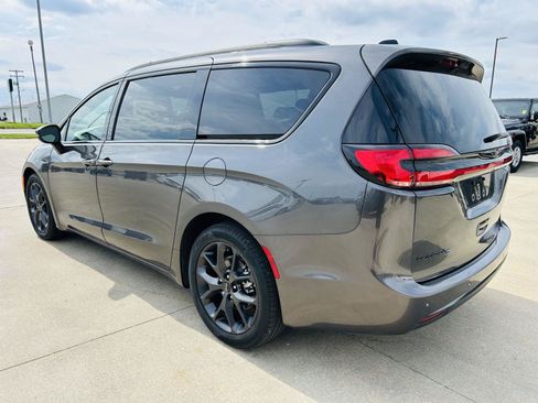 Used 2023 Chrysler Pacifica Touring-L w/ S Appearance Package FWD image 37