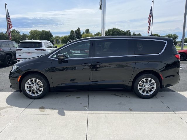 Used 2025 Chrysler Pacifica Select AWD/4WD image 5