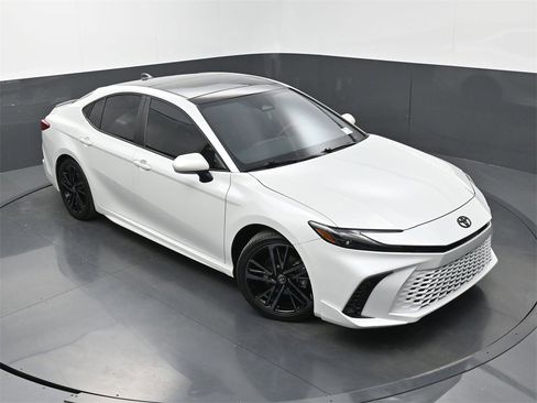 Used 2025 Toyota Camry XSE image 31