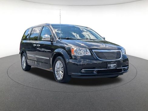 Used 2015 Chrysler Town & Country Touring-L w/ Driver Convenience Group FWD image 3