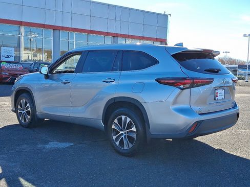 Certified 2024 Toyota Highlander XLE image 5