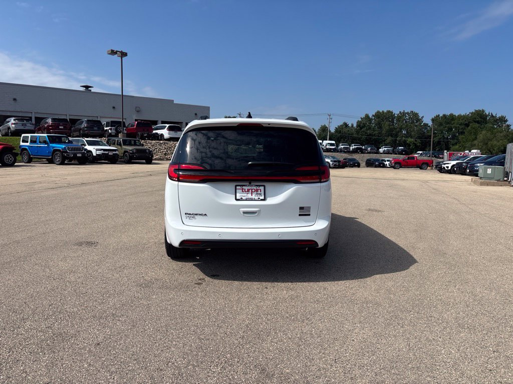 New 2027 Chrysler Pacifica Select AWD/4WD image 4