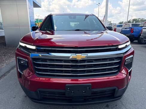 Used 2024 Chevrolet Traverse LT FWD image 3