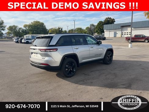 New 2025 Jeep Grand Cherokee Limited w/ Luxury Tech Group II image 11