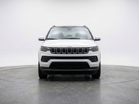 Used 2025 Jeep Compass Latitude image 2