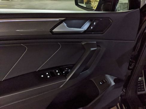 Certified 2022 Volkswagen Tiguan SE R-Line image 10