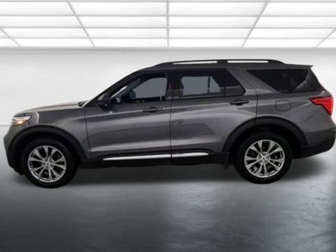 Used 2022 Ford Explorer XLT w/ Equipment Group 202A image 5
