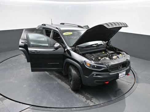 Used 2019 Jeep Cherokee Trailhawk w/ Cold Weather Group image 43
